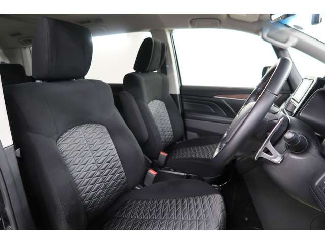 内装ブラック　フロントシートヒーター　運転席にはパワーシートを装備