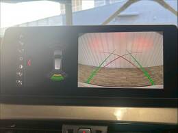 【カラーバックモニター】を装備しております。リアの映像がカラーで映し出されますので日々の駐車も安心安全です。