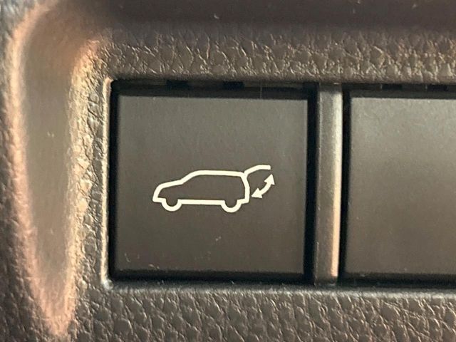 【パワーバックドア】スマートキーや運転席のボタンを押すだけでリアゲートが自動で開閉します！荷物を持っている時や、高い位置にあるバックドアを閉める際に便利な機能です♪