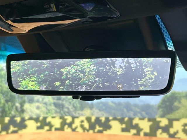 【デジタルインナーミラー】後席の大きな荷物や同乗者で後方が確認しづらい時でも安心！カメラが撮影した車両後方の映像をルームミラー内に表示。クリアな視界で状況の確認が可能です！