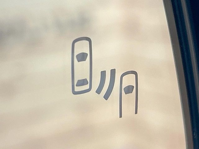【ブラインドスポットモニター】走行中、ドアミラーの死角になりやすい箇所に後続車が接近するとサイドミラーのレンズに警告を表示！ドライバーに注意喚起をしてくれます。