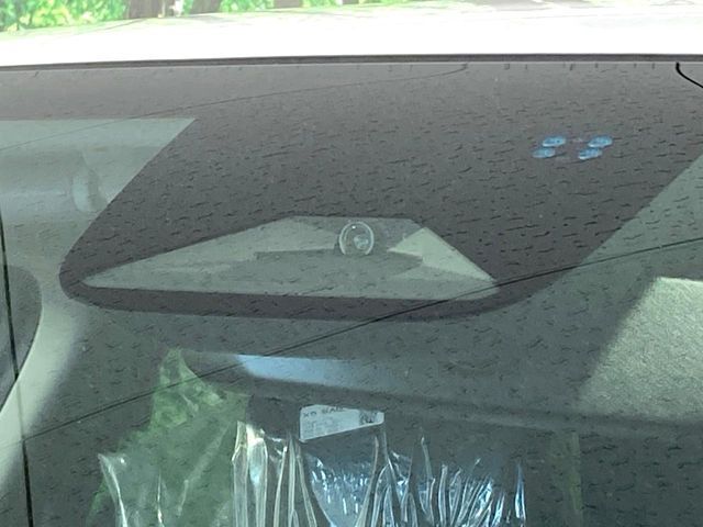 【ホンダセンシング】走行中に前方の車両等を認識し、衝突しそうな時は警報とブレーキで衝突回避と被害軽減をアシスト。より安全にドライブをお楽しみいただけます。