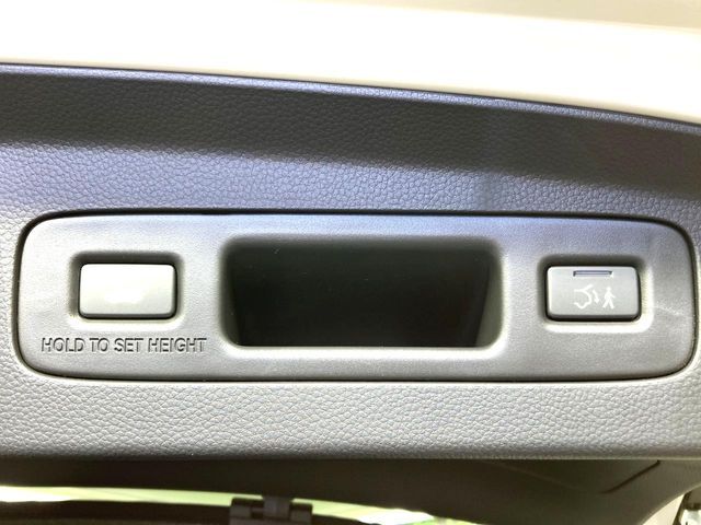 【パワーバックドア】スマートキーや運転席のボタンを押すだけでリアゲートが自動で開閉します！荷物を持っている時や、高い位置にあるバックドアを閉める際に便利な機能です♪