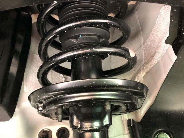 お車を安心してお乗りいただく為には、足回りの定期点検が欠かせません。サービスサポート（有償保証）では無料点検もご提供しており、安心のカーライフをお過ごしいただけるサポート体制が整っています。