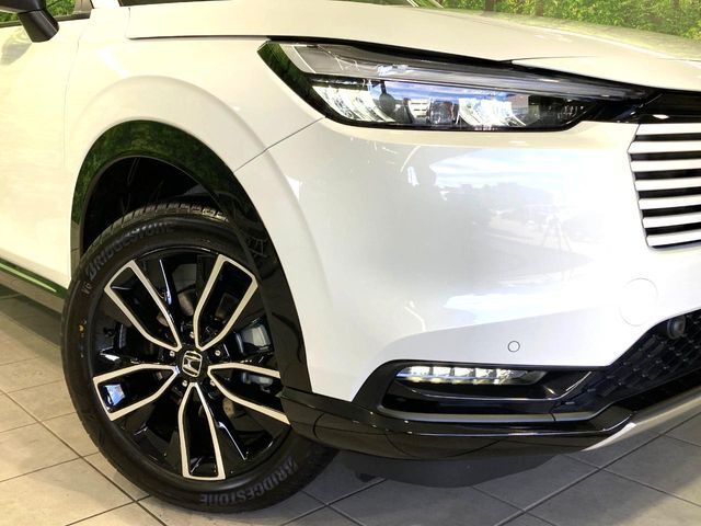 【LEDヘッドライト】悪天候や夜間走行時も良好な視界を確保し安心して運転できる高輝度LEDヘッドライトを装備！点灯速度が早く、消費電力も抑えられています。