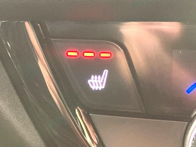 【シートヒーター】寒い日に重宝するシートヒーター！エアコンより早く温まってくれるので寒がりの人も安心ですね♪エアコンの温風は乾燥するから苦手、という方にもをおすすめです。