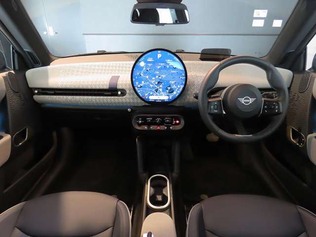 運転席及び助手席におかけになっている瞬間をイメージしてみてください。重厚感のある室内空間は外からの音を遮断し、唯一のプライベート空間を演出しております。