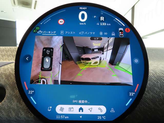 全周囲カメラ＆パークセンサーはリバースシフトに連動し、センターモニター上へ切り替わります。目視もでき死角にある障害物等を検知すると警告音でも知らせてくれます。