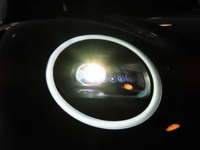LEDオートヘッドライトを搭載しております。前方を非常に明るく照らす事ができ夜間走行時に重宝します。