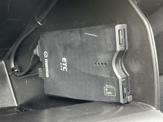 【ETC】有料道路を利用する際に料金所で停止することなく通過できる、ETC車載器（ノンストップ自動料金収受システム機器）が装備されています。セットアップを行うことで利用可能になります。