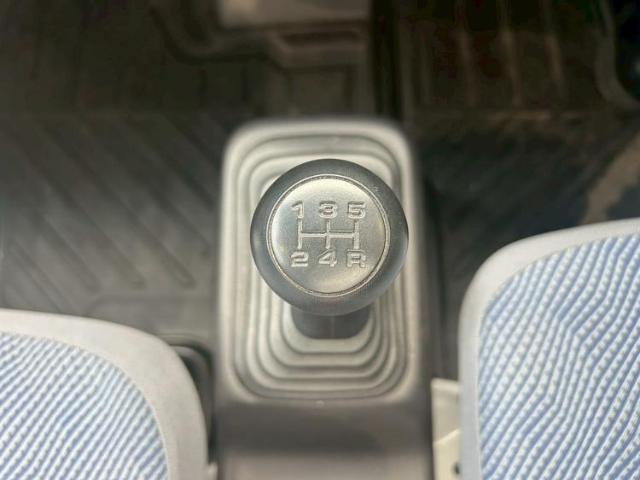 WECARSの展示場では実際に見て、触ってお車をお選びいただけます！知識の豊富な営業スタッフが様々なカーライフをご提案いたします！