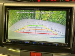 【バックカメラ】駐車時に後方がリアルタイム映像で確認できます。大型商業施設や立体駐車場での駐車時や、夜間のバック時に大活躍！運転スキルに関わらず、今や必須となった装備のひとつです！