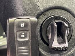 【キーフリーシステム】カバンやポケットに入れたままでもドアの施錠・解錠が可能なスマートキーを装備。エンジンのオン・オフ時もカギを取り出す必要が無いからとっても便利です♪