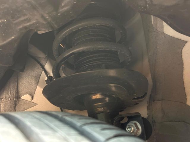 お車を安心してお乗りいただく為には、足回りの定期点検が欠かせません。サービスサポート（有償保証）では無料点検もご提供しており、安心のカーライフをお過ごしいただけるサポート体制が整っています。