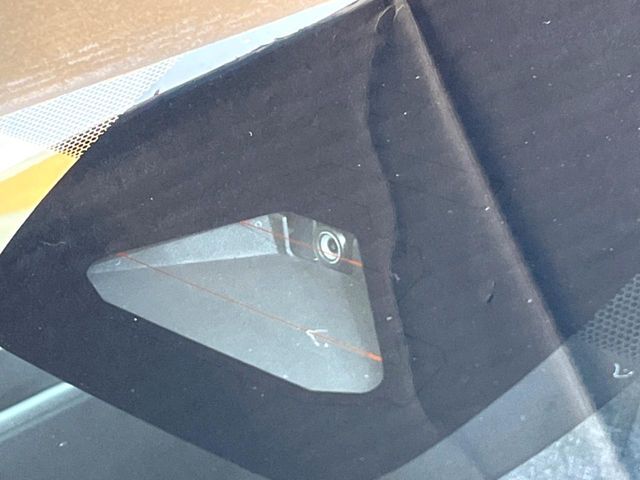 【トヨタセーフティセンス】走行中に前方の車両等を認識し、衝突しそうな時は警報とブレーキで衝突回避と被害軽減をアシスト。より安全にドライブをお楽しみいただけます。
