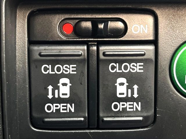 【両側パワースライドドア】スマートキーや運転席のスイッチで後席両側スライドドアの開閉が可能♪電動だから力を入れてドアを開ける必要が無く、小さなお子様でも簡単に開け閉めでき快適です♪