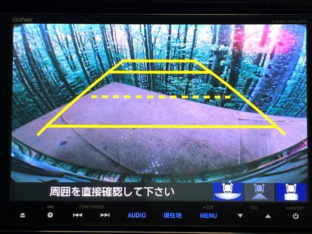 【バックカメラ】駐車時に後方がリアルタイム映像で確認できます。大型商業施設や立体駐車場での駐車時や、夜間のバック時に大活躍！運転スキルに関わらず、今や必須となった装備のひとつです！