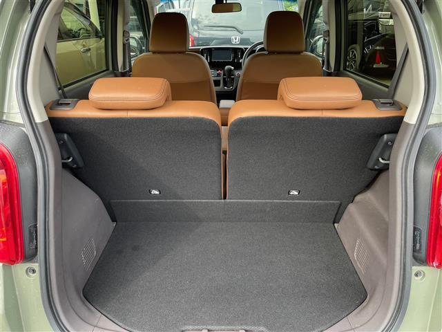 【トランク】積み込みやすくて、たっぷり積める荷室です。シートアレンジできるものは、乗車人数と荷物の量や大きさによってシートを動かすことができるので、より快適なドライブが可能です！