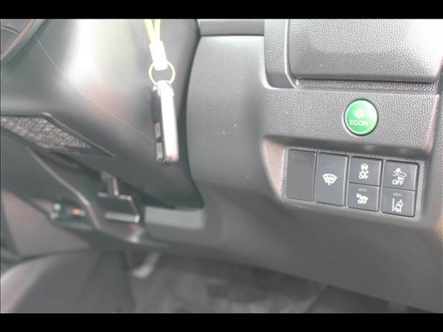安全装備のスイッチ類は、運転席右側に集中装備しています。