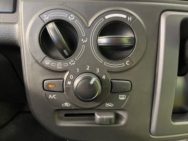寒い冬も暑い夏も全席に快適な空調を届けてくれる、ダイヤル式エアコンを装備♪