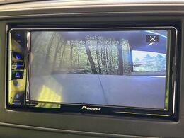 【バックカメラ】駐車時に後方がリアルタイム映像で確認できます。大型商業施設や立体駐車場での駐車時や、夜間のバック時に大活躍！運転スキルに関わらず、今や必須となった装備のひとつです！