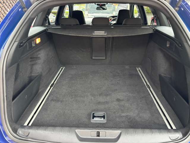 ラゲッチスペースも広々としており、大きい荷物なども詰めますので使い勝手も◎な車両となっております♪2列目も倒していただければ大きな荷物も積む事が出来ますので使い勝手も◎な車両となっております♪