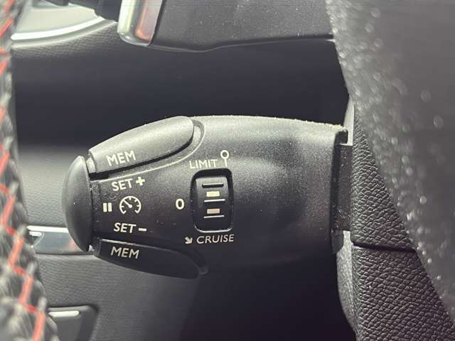 クルーズコントロールが付いておりますので高速でアクセルを踏まなくても一定のスピードで走行できます♪ドライバーの疲労軽減になります♪お仕事や遠出のお出かけの長距離移動の際に大変重宝しますね♪