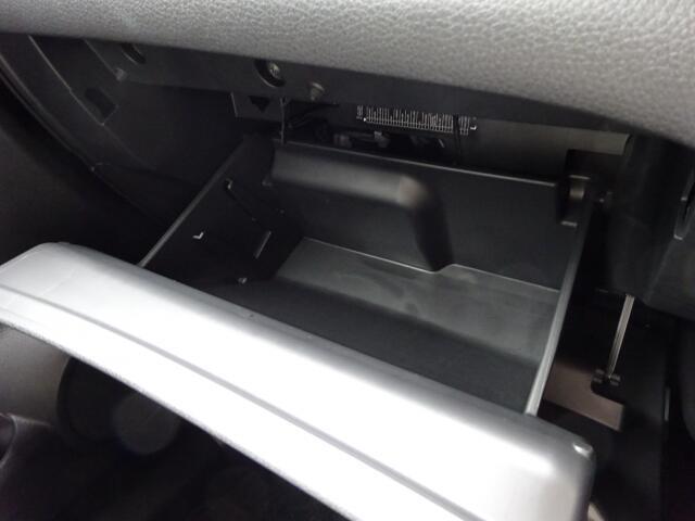 助手席前には車検証入れ等書類一式を収納できるグローブボックスがございます。