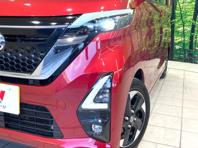 【LEDヘッドライト】悪天候や夜間走行時も良好な視界を確保し安心して運転できる高輝度LEDヘッドライトを装備！点灯速度が早く、消費電力も抑えられています。