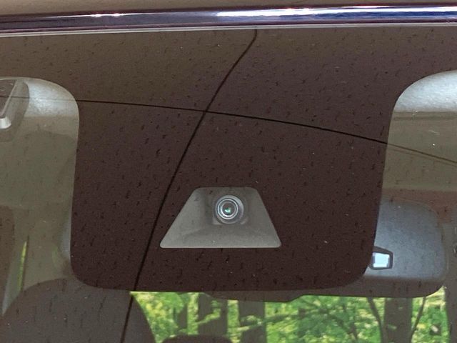 【インテリジェントエマージェンシーブレーキ】フロントカメラで前方の車両や歩行者を検知。衝突しそうな時は衝突被害軽減ブレーキが作動、衝突回避をサポート。より安全にドライブをお楽しみいただけます。