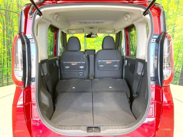 ラゲッジルームは、大容量のスペースを確保。普段のお買い物からレジャーまで、幅広く活躍してくれます！また、リアシートを倒すことでバリエーション豊かにお使いいただけます。