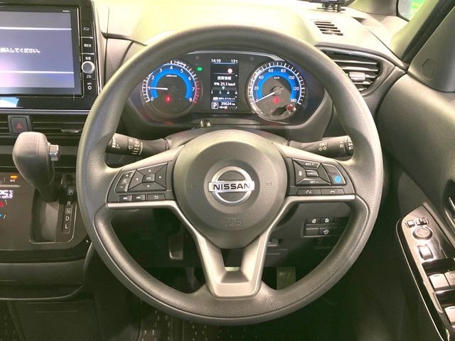 インテリアに合わせたデザインのステアリングは、運転される方のことも考え、運転しやすい形状、大きさです。是非一度、実際に触ってお確かめください。