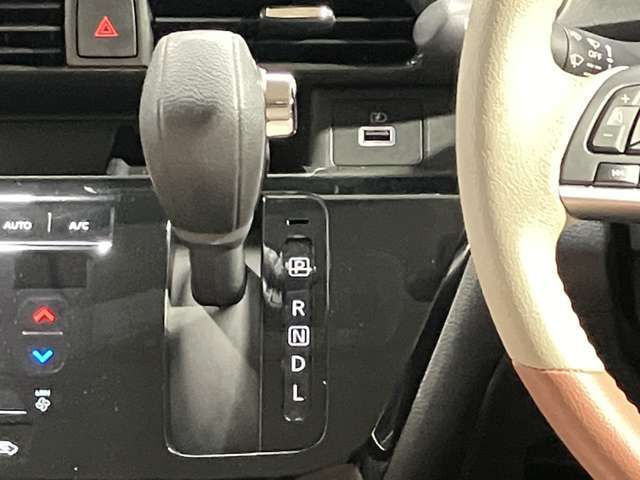 自然に手が届き操作性の良いシフトレバー！