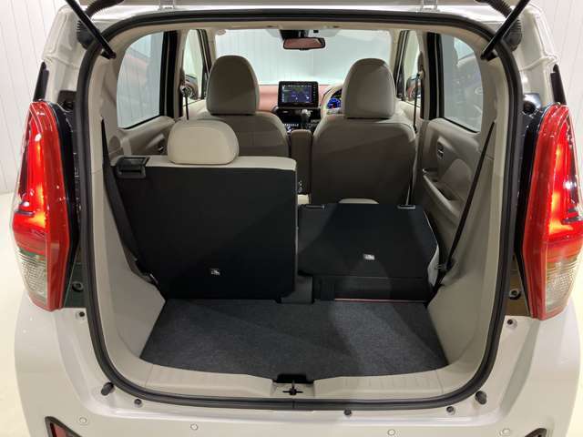【ラゲッジルーム】後部座席を倒せば大きな荷物も積むことが出来ます！