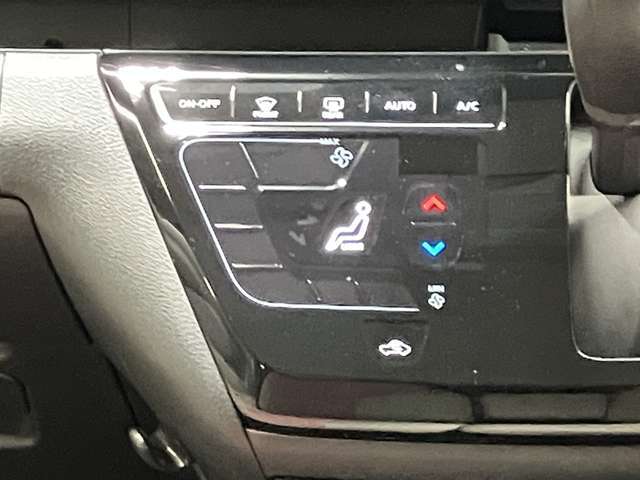 【オートエアコン】操作性と視認性に優れたタッチパネル式！凹凸が少なくサッと拭くだけでお掃除ができます♪