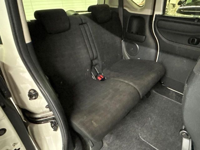 後部座席も気になるようなキズ・汚れやへたり等、大きなダメージはなく、良好な状態です。