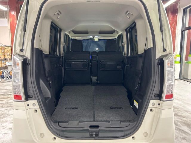 積み下ろしのしやすいデッキにはたっぷりと荷物を積み込んでいただけます。遊びから仕事まで、様々なシーンで頼れます♪