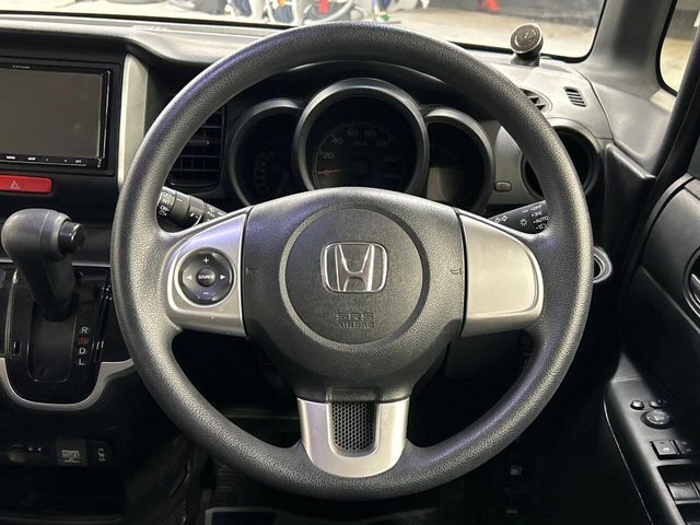 インテリアに合わせたデザインのステアリングは、運転される方のことも考え、運転しやすい形状、大きさです。是非一度、実際に触ってお確かめください。