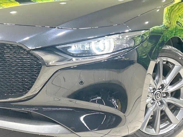【LEDヘッドライト】悪天候や夜間走行時も良好な視界を確保し安心して運転できる高輝度LEDヘッドライトを装備！点灯速度が早く、消費電力も抑えられています。