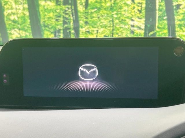 【8.8インチマツダコネクト】車内の雰囲気にマッチした大型のディスプレイ。スマホ接続でのナビ使用やBluetooth再生等、様々な機能が楽しめます。直感的なダイヤル操作が可能で、使い勝手も良好です。