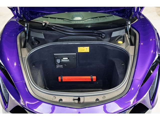 フロントトランクは見た目以上にお荷物を積むことが可能です。