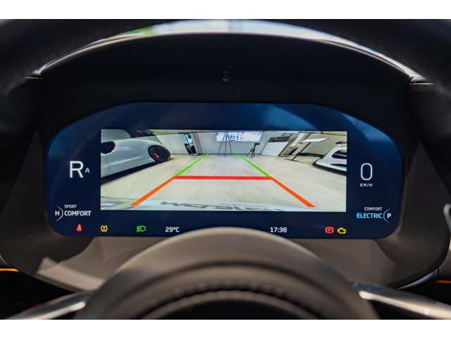 バックカメラも搭載されており、ご安心して駐車可能です。