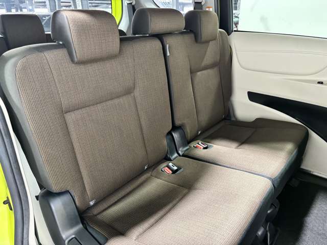 【2列目シート】店舗にて現車の確認も頂けますので、お電話で在庫のご確認の上是非ご来店くださいませ！！！後席モニター(フリップダウンモニター)の取付も可能です。