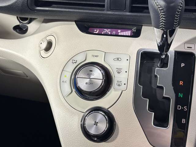 【オートエアコン】車内温度を感知して自動で温度調整をしてくれるのでいつでも快適な車内空間を創り上げます！