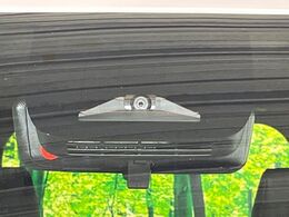 【プリクラッシュセーフティ】前方の車両等を検知し、衝突しそうな時は警報で注意を促し、ブレーキを踏む力をサポート。ブレーキを踏めなかった場合は衝突被害軽減ブレーキが作動、衝突回避をサポートします。