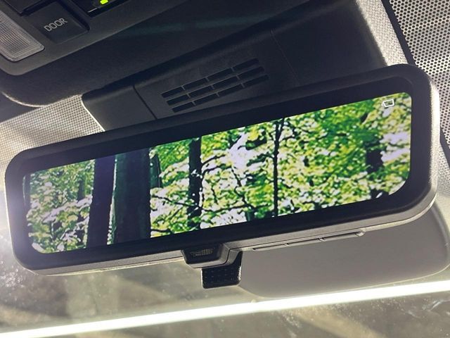 【デジタルインナーミラー】後席の大きな荷物や同乗者で後方が確認しづらい時でも安心！カメラが撮影した車両後方の映像をルームミラー内に表示。クリアな視界で状況の確認が可能です！