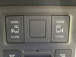 【両側パワースライドドア】スマートキーや運転席のスイッチで後席両側スライドドアの開閉が可能♪電動だから力を入れてドアを開ける必要が無く、小さなお子様でも簡単に開け閉めでき快適です♪