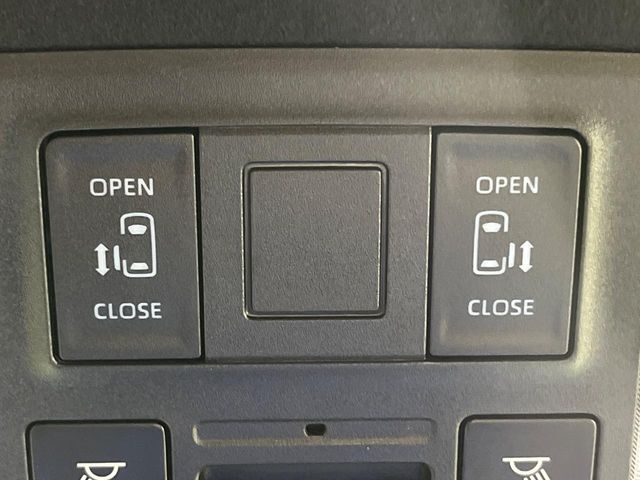 【両側パワースライドドア】スマートキーや運転席のスイッチで後席両側スライドドアの開閉が可能♪電動だから力を入れてドアを開ける必要が無く、小さなお子様でも簡単に開け閉めでき快適です♪