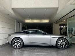 DB11は真横から見たスタイルがとても綺麗です。