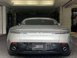 上品且つかっこよさ溢れる他ブランドにはない後ろ姿。